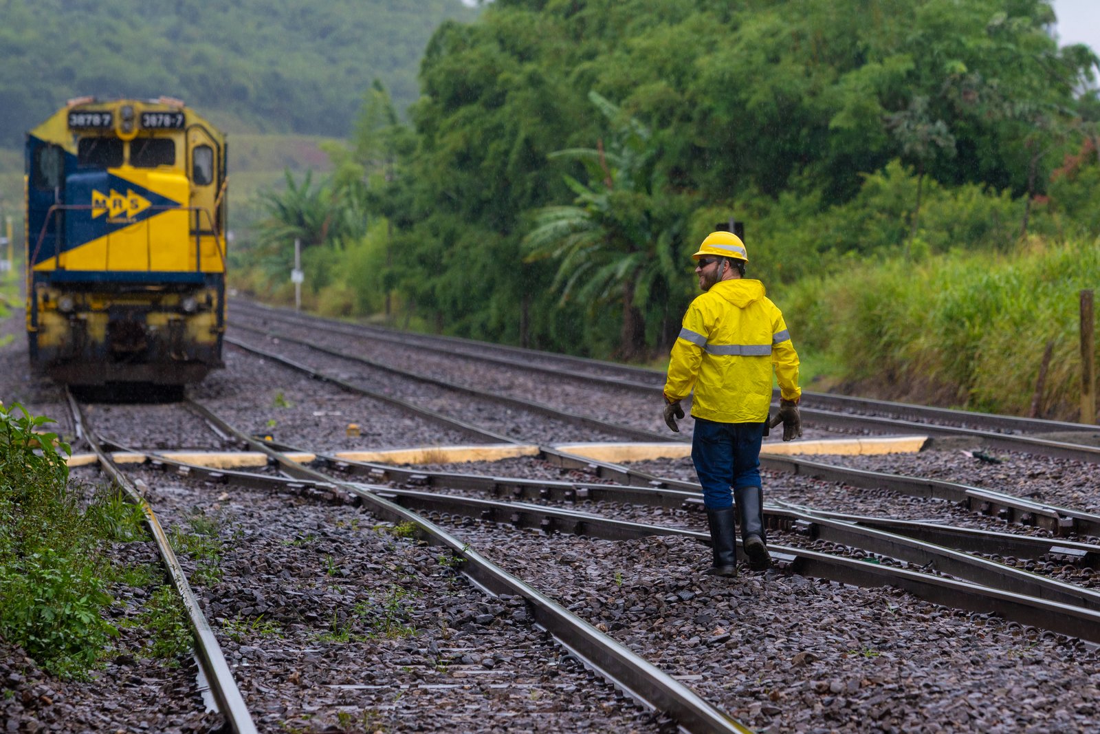 Trabalhador nos trilhos ferroviários